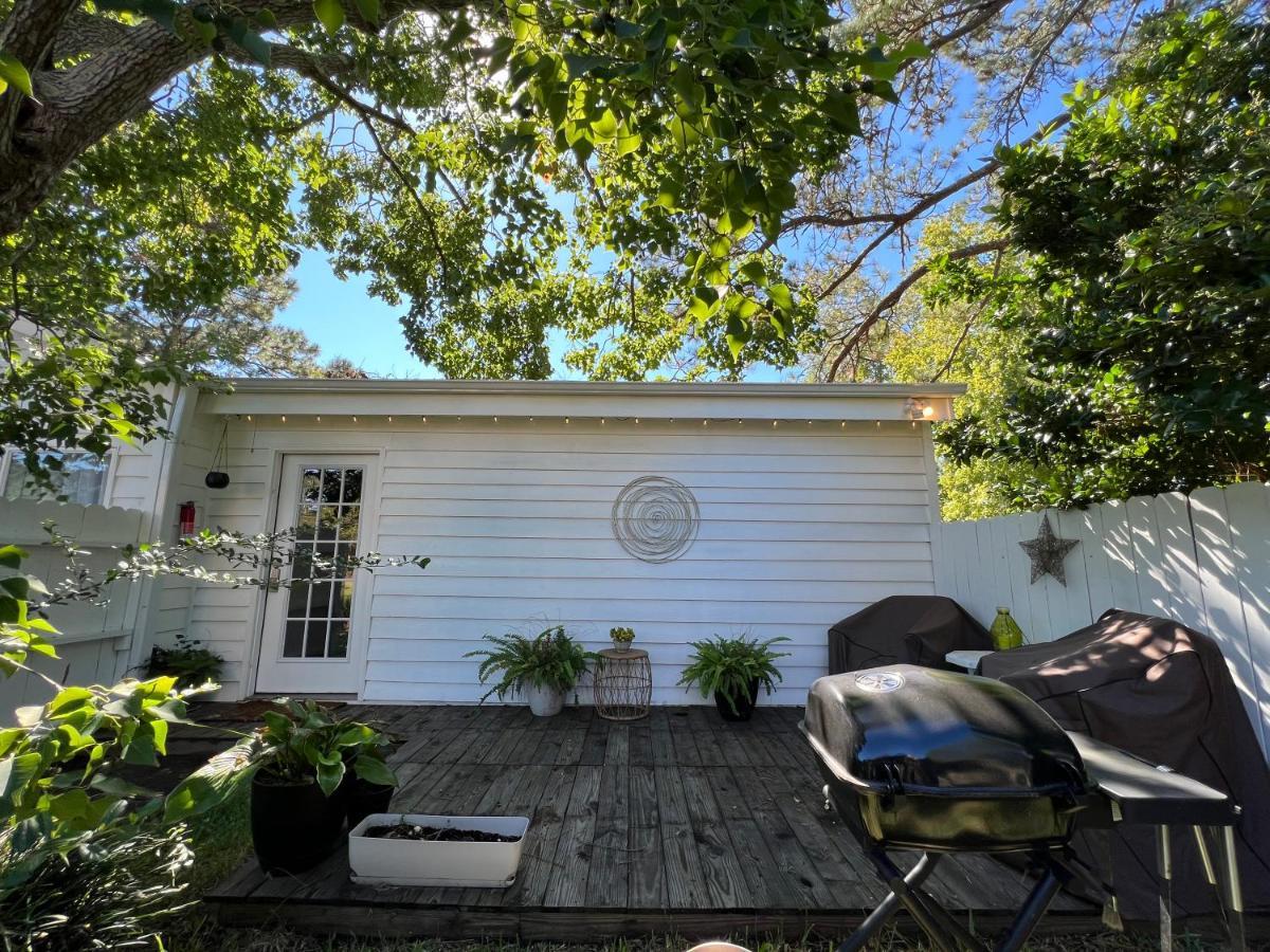 Cozy Loft With Parking And Private Patio W/ Grill Apartment Wilmington Bagian luar foto
